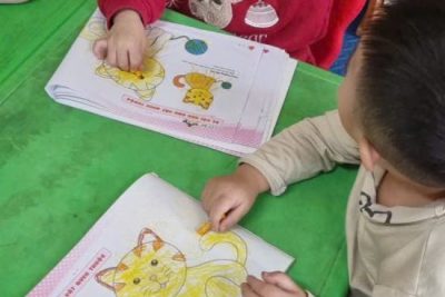 BÉ LÀM QUEN VỚI VỞ TẠO HÌNH LỚP 2 TUỔI A TRƯỜNG MẦM NON NAM HÙNG